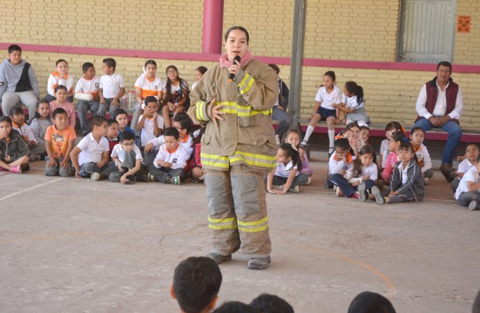 Reciben estudiantes plática de “Emergencias y 911”