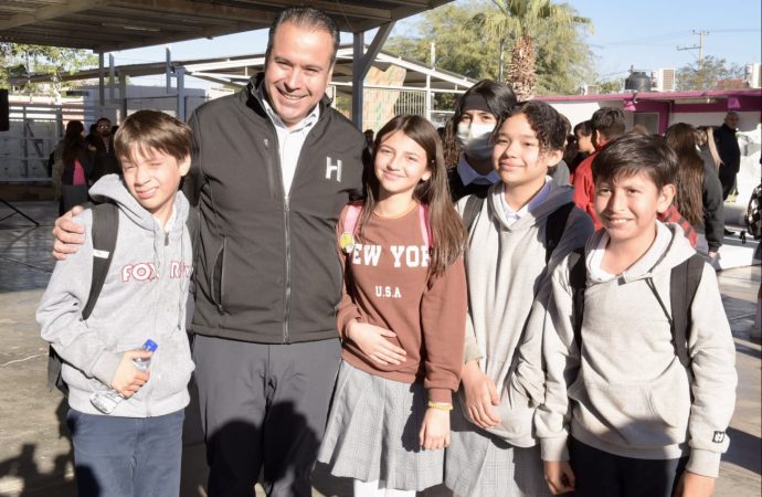 Comparte Toño Astiazarán programas municipales con alumnado de la secundaria 7