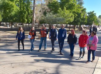 Muestra Toño Astiazarán obras en Parque Madero a alcalde de San Pedro Garza García, Nuevo León
