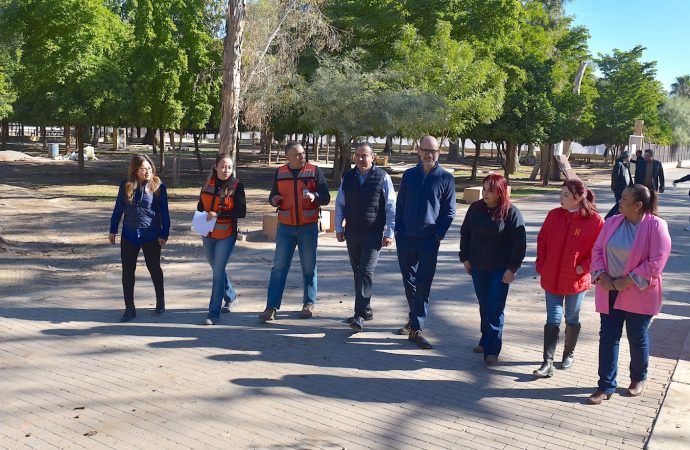 Muestra Toño Astiazarán obras en Parque Madero a alcalde de San Pedro Garza García, Nuevo León