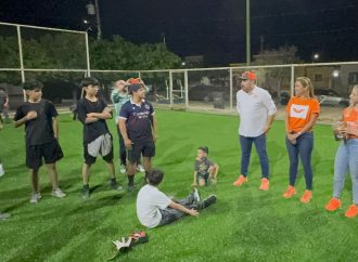 Rogelio Cota entrega cancha de pasto sintético rehabilitada en Los Manantiales