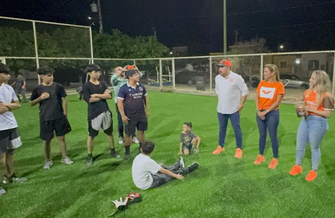 Rogelio Cota entrega cancha de pasto sintético rehabilitada en Los Manantiales