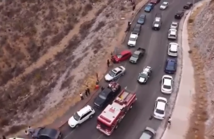 Vehículo cae del mirador de San Carlos en aparatoso accidente