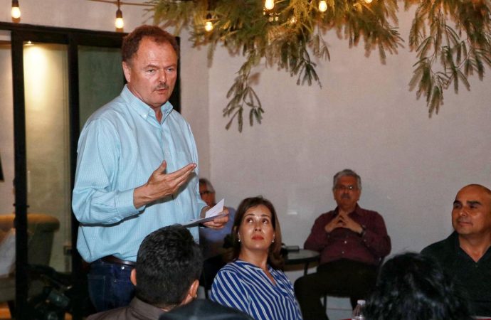 Comparte “El Borrego” Gándara ideas con vecinos de Montecarlo