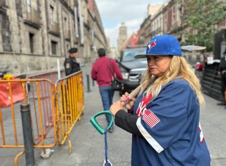 Líder de Madres Buscadoras de Sonora se viste de beisbolista exigiendo ser recibida por el presidente AMLO