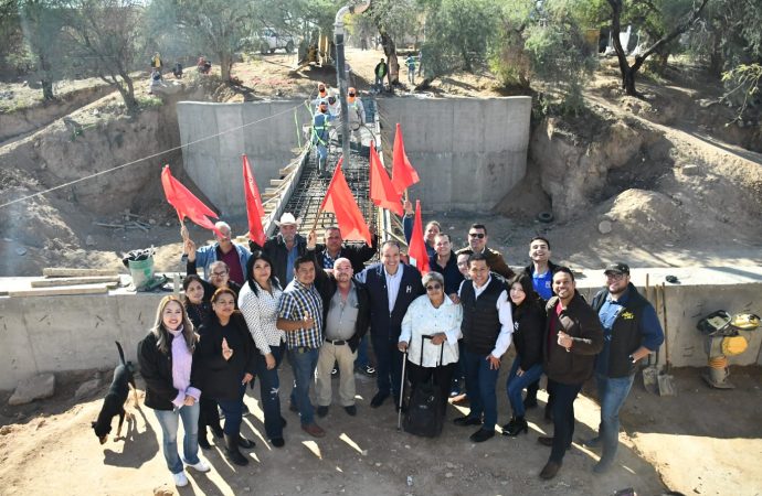 Supervisa Toño Astiazarán avances en puente peatonal de la colonia La Antorcha
