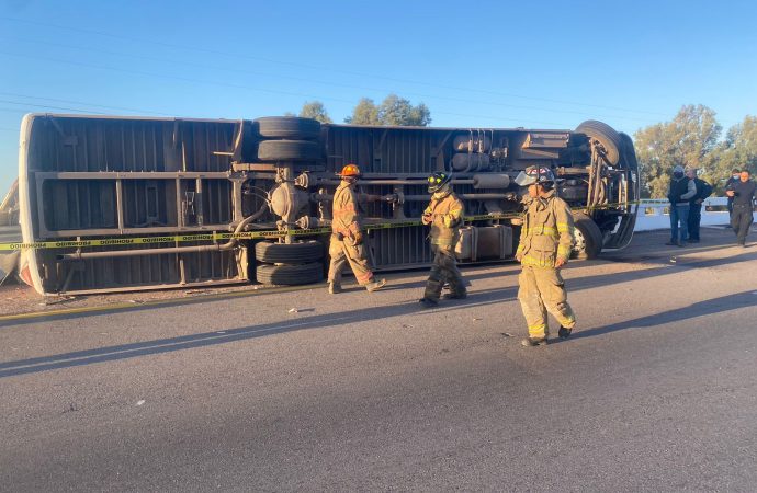 Accidente de camión de transporte de personal en Empalme: Una persona fallecida y nueve heridos