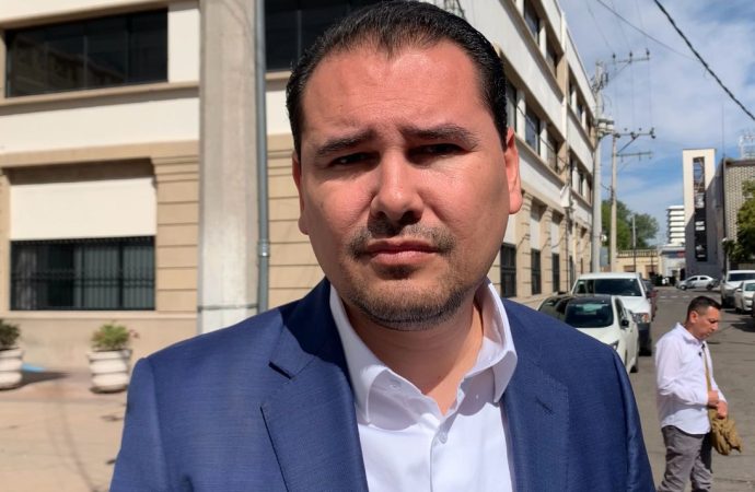 Reprueba Adolfo Salazar declaraciones de Carín León: no se puede aprobar de ninguna manera una expresión