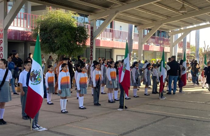 Abanderan a escuelas elementos de la Sedena