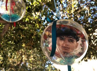 Colocan esferas con imágenes de desaparecidos frente a Catedral