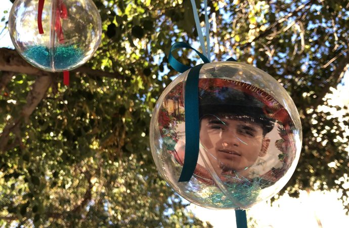 Colocan esferas con imágenes de desaparecidos frente a Catedral