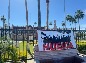 A las 5&nbsp; de la tarde se colocan las banderas rojinegras en la UNISON