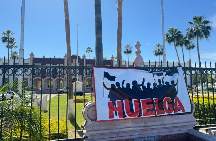 A las 5&nbsp; de la tarde se colocan las banderas rojinegras en la UNISON