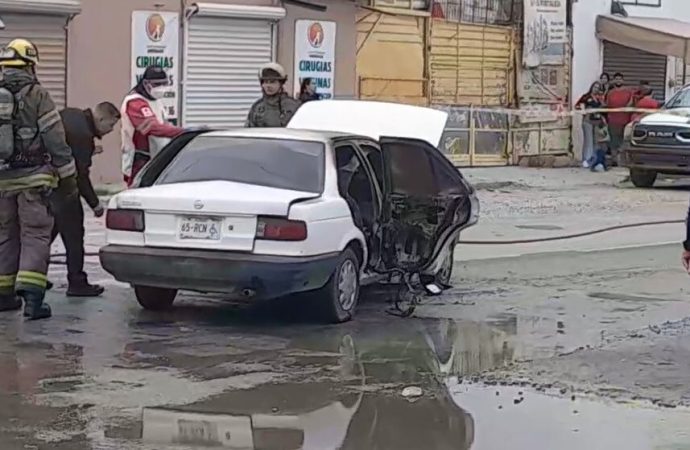 Encuentran a hombre sin vida en vehículo calcinado