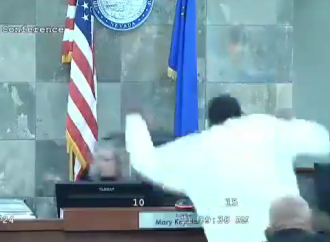 Hombre insulta y se lanza sobre jueza tras negación de libertad condicional