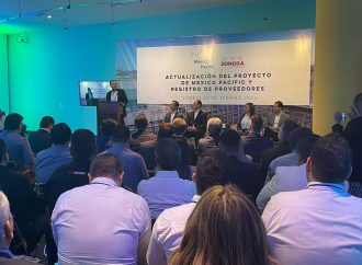 Con esta inversión de Mexico Pacific obviamente viene una cadena de proveeduría muy importante a Sonora”: Alfonso Durazo<b>Hermosillo, Sonora a 23 de febrero del 2024. </b>El Gobernador de Sonora Alfonso Durazo, encabezó la “Actualización del Proyecto “Mexico Pacific Limited y Registro de Red de Proveedores”, en el Museo de Arte de Sonora, en Hermosillo.El mandatario refirió que es uno de los proyectos más importantes de inversión extranjera actualmente y que tiene el respaldo y la confianza del Gobierno del Estado para su crecimiento y que consigo traerá impacto positivo en la economía y el desarrollo de la región de Puerto Libertad.“Con esta inversión de Mexico Pacific obviamente viene una cadena de proveeduría muy importante que pudiera convertirse en otro polo de desarrollo económico en nuestro estado, en un impacto similar al que representó el establecimiento de la planta Ford en su momento”.Presente estuvo, Ivan Vander Walt director ejecutivo de Mexico Pacific Limited, quien reconoció que la ubicación geográfica de Sonora tiene la ventaja para la generación de energías limpias, y puntualizó que la planta de licuefacción tendrá una inversión de 15 mil millones de dólares, y generará más de 30 mil empleos directos e indirectos”.“Su cercanía a las vastas reservas de gas natural en la cuenca térmica, acceso eficiente a los mercados asiáticos a través del Mar de Cortés, y más importante, una vibrante comunidad lista para abrazar y contribuir a estos innovadores proyectos”