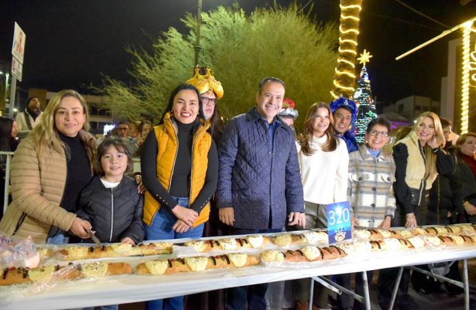 Celebran Toño Astiazarán y ciudadanía con la Rosca de Reyes más grande de Hermosillo