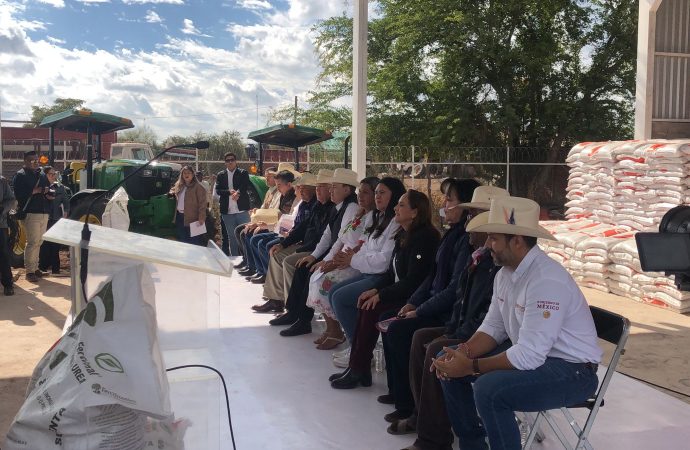 Entregan fertilizante y maquinaria a productores del sur de Sonora