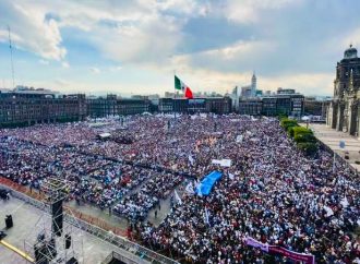 Marcha por la democracia contra AMLO congregó a miles llenando en el Zócalo de CDMX