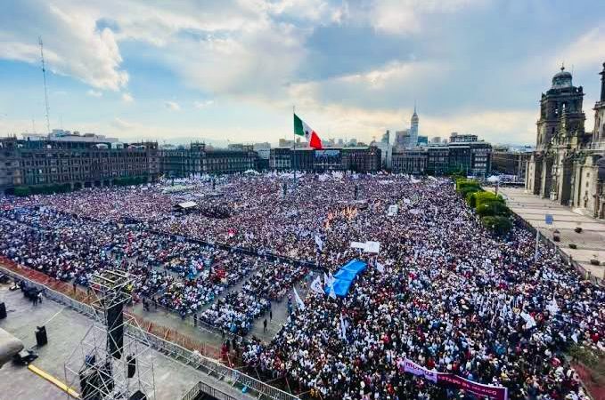 Marcha por la democracia contra AMLO congregó a miles llenando en el Zócalo de CDMX