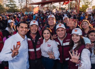 Celida y Froylán son arropados por los habitantes y trabajadores del campo del Poblado Miguel Alemán