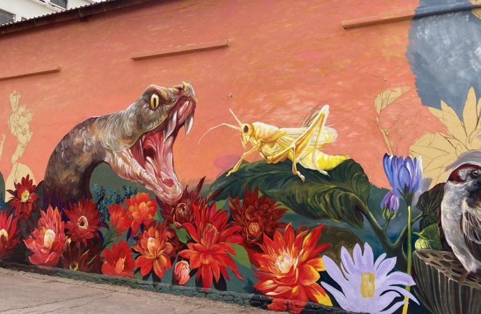 En icónicos almacenes plasman artistas rasgos culturales de la región