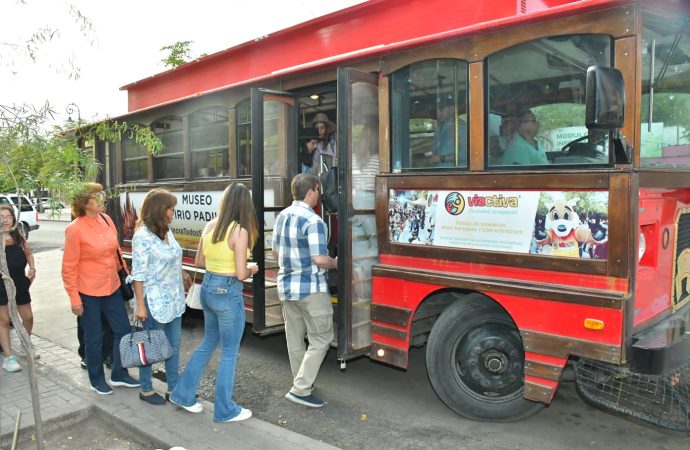 Disfrutan residentes y visitantes del Trolebús Turístico de Hermosillo