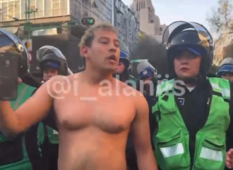 Detienen a joven tras intercambio de agresiones con feministas en la manifestación del 8M