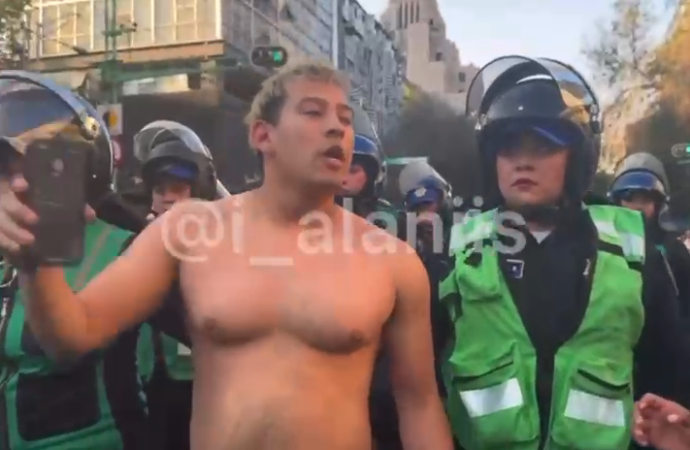 Detienen a joven tras intercambio de agresiones con feministas en la manifestación del 8M