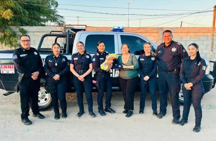 Visitan policías estatales a Jared Edgardo, bebé que nació en la unidad 15574