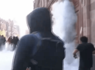 Normalistas de Ayotzinapa tumban puerta de Palacio Nacional para intentar entrar a hablar con AMLO