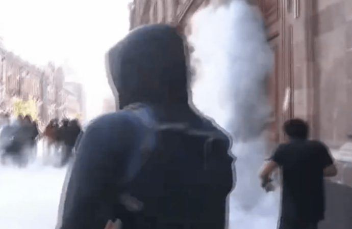 Normalistas de Ayotzinapa tumban puerta de Palacio Nacional para intentar entrar a hablar con AMLO