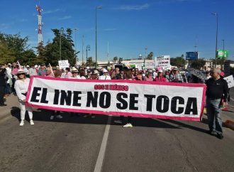Marchan unos mil hermosillenses en defensa de la democracia