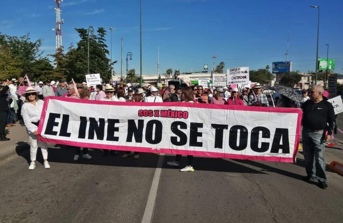 Marchan unos mil hermosillenses en defensa de la democracia