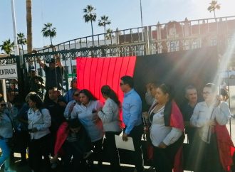 “Faltó ofrecimiento y disposición de rectoría”: STEUS cuelga bandera Rojinegra en la UNISON