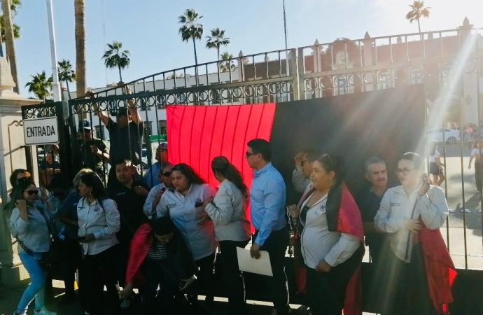 “Faltó ofrecimiento y disposición de rectoría”: STEUS cuelga bandera Rojinegra en la UNISON