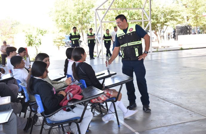 Orientan a Jóvenes sobre prevención de accidentes en moto y uso correcto de casco