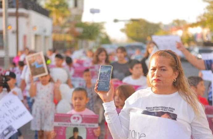Niños huérfanos marchan juntos. Madres Buscadoras en Hermosillo pidiendo el regreso de sus padres
