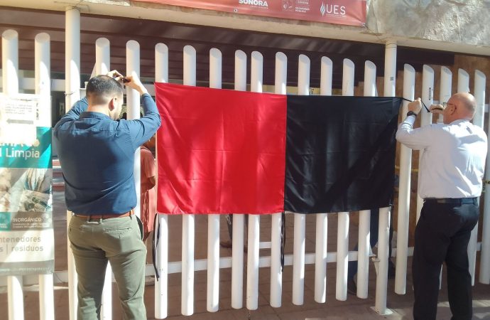 Colocan banderas rojinegras en la UES; estalla movimiento de huelga