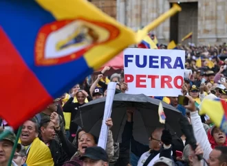 Miles de colombianos protestan en la mayor manifestación contra Petro