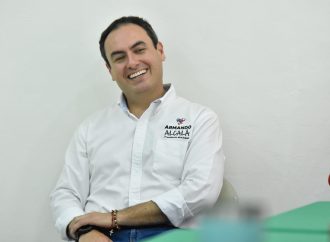 Apoyará Armando Alcalá a estudiantes de Cajeme con tablets, computadoras y lentes