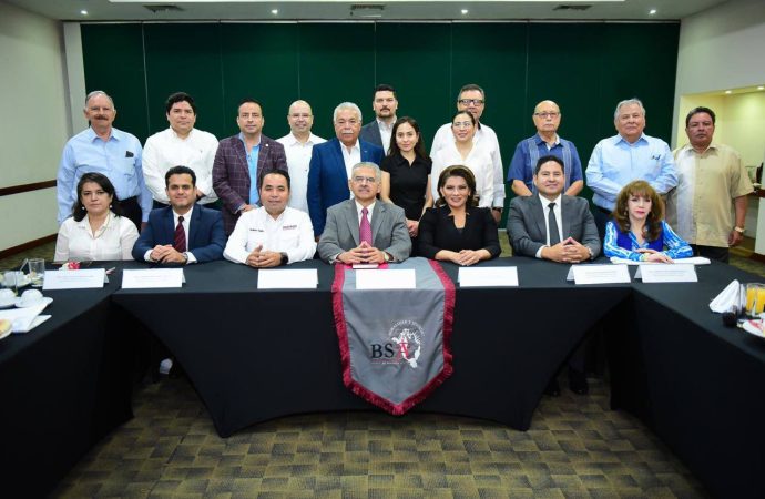 Cualquier ola rosa se desvanece en el océano guinda: Lorenia Valles