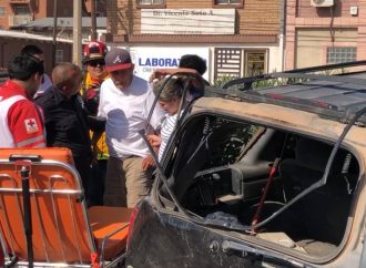 Adulto mayor sobrevive tras ser arrollado su coche por el tren en nogales