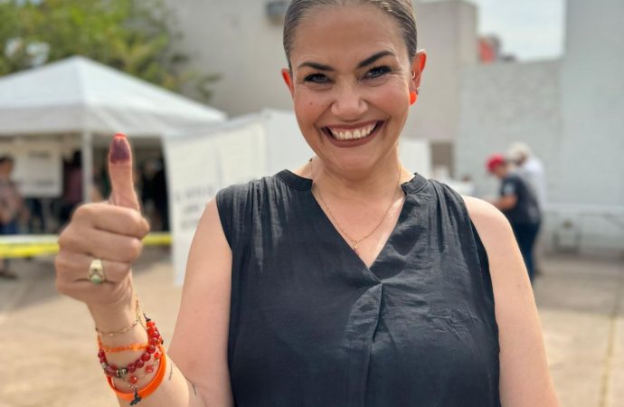 Ejerce su voto Adriana Torres, candidata de MC a la alcaldía de Cajeme