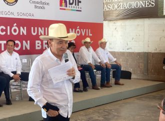 Recibe Gobernador Durazo Montaño llaves de camión de volteo