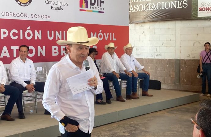 Recibe Gobernador Durazo Montaño llaves de camión de volteo