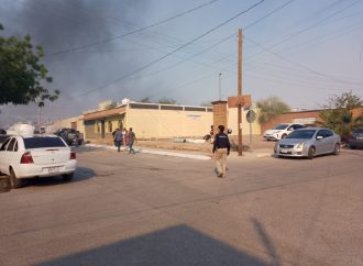 Controlan bomberos y cuerpos de rescate incendio en colonia Villas del Tular en Guaymas; No se registran personas heridas