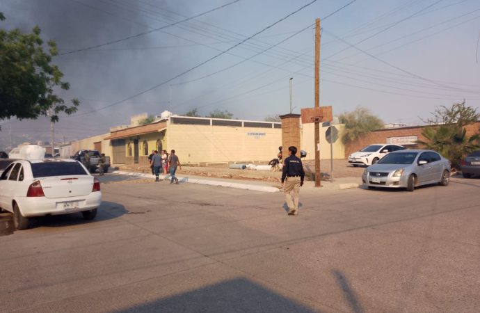 Controlan bomberos y cuerpos de rescate incendio en colonia Villas del Tular en Guaymas; No se registran personas heridas
