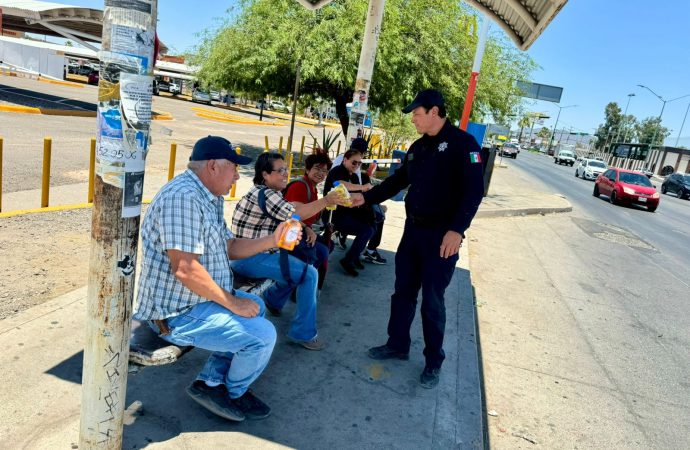 Ayuda Ayuntamiento de Hermosillo a personas a evitar riesgos por altas temperaturas