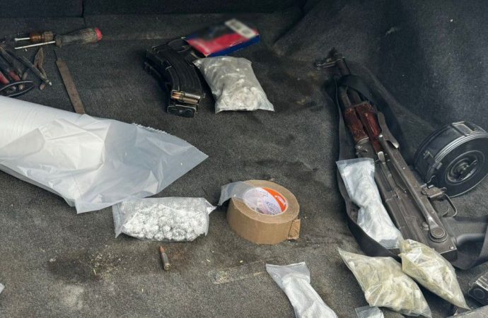 Incautan arsenal de drogas y armas en Nogales, Sonora